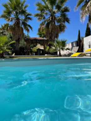 Villa spacieuse avec piscine 350m2 4 chambres terrain de 1500m2 arboré parking privé